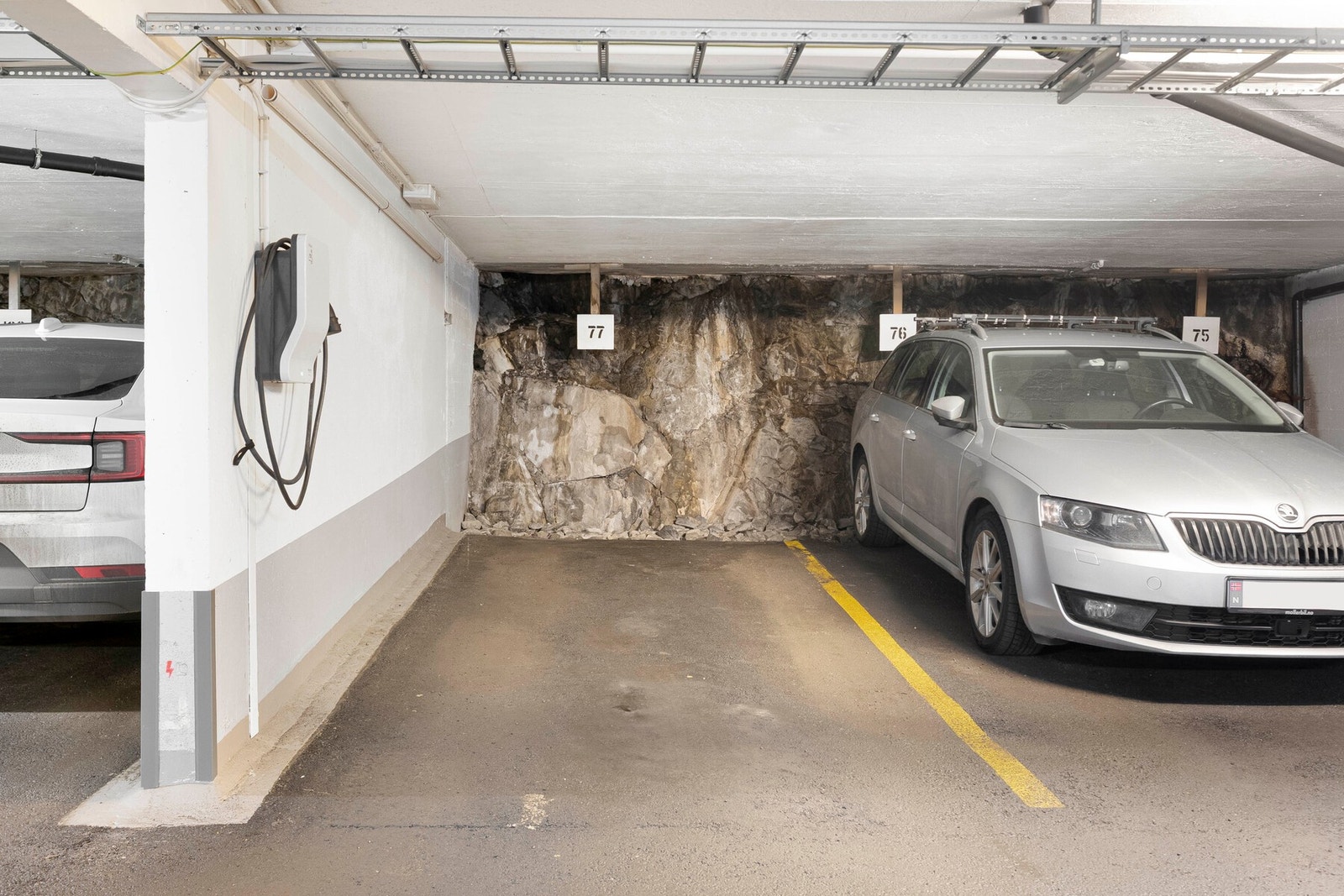 Leiligheten disponerer en garasjeplass (nr. 77) i felles garasjeanlegg. Galleribilde