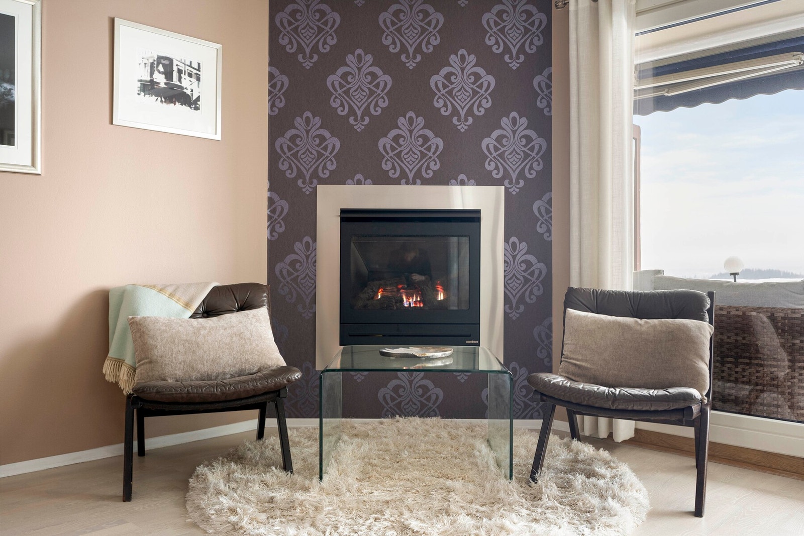 Sentralt i rommet står en innebygd gasspeis med glassdør som tilfører både varme og en lun, hyggelig ambiance i hverdagen. Galleribilde