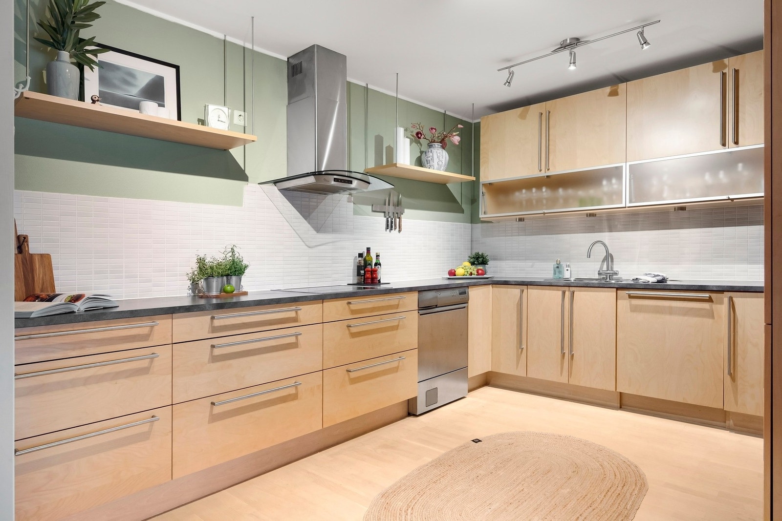 Kjøkkenet er utstyrt med integrerte hvitevarer, som medfølger salget. Galleribilde