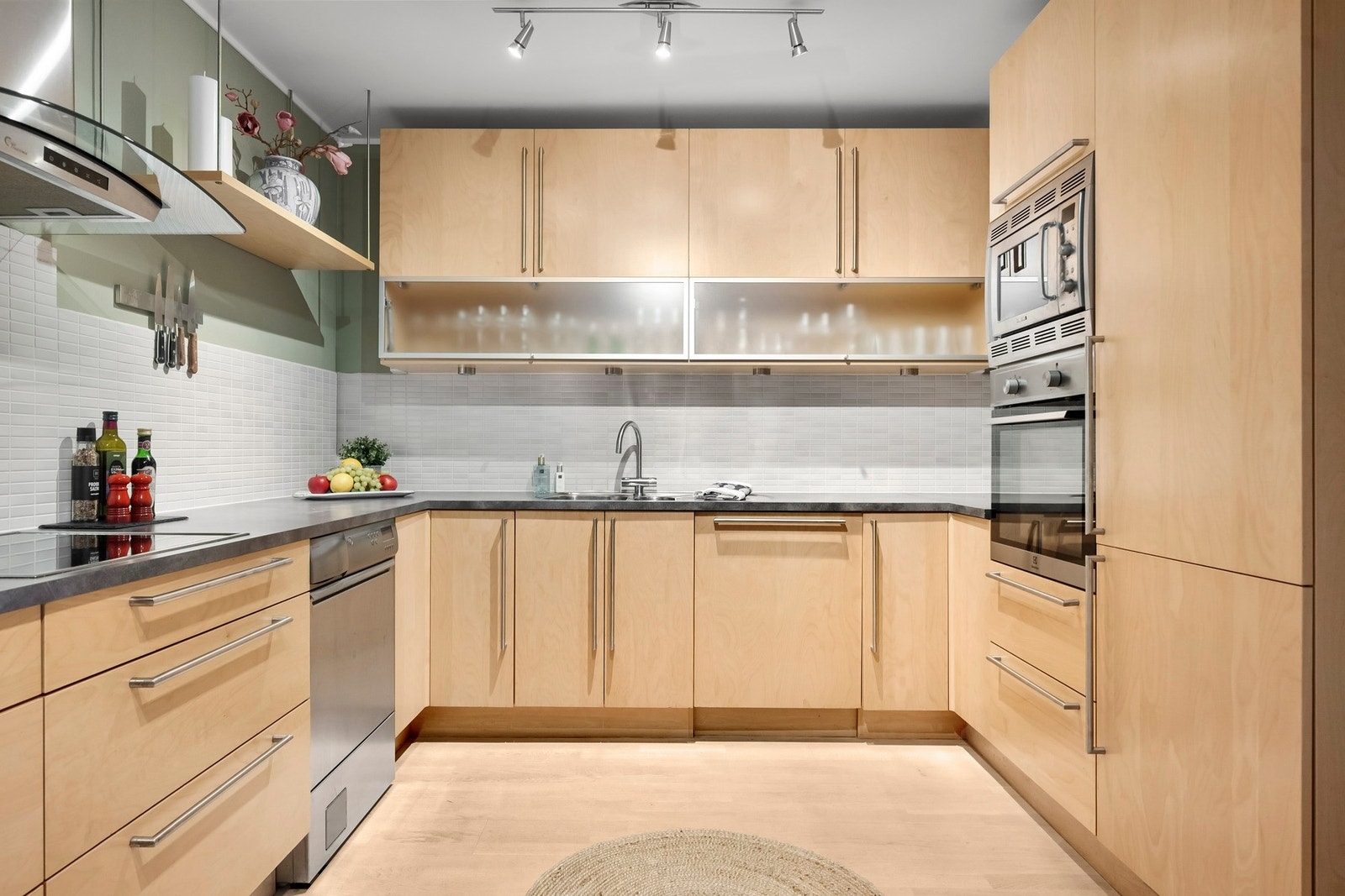 Her har du god skap- og benkeplass til matlaging og oppbevaring av kjøkkenredskaper. Galleribilde