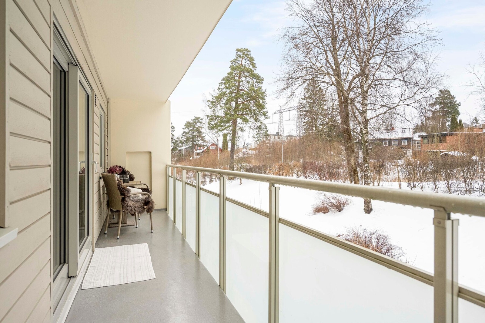 Fra spisestuen er det utgang til en herlig balkong hvor du kan nyte morgensolen. Galleribilde