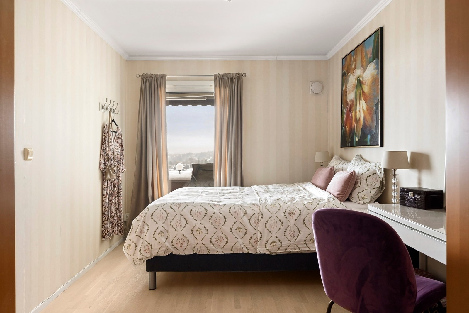 Hovedsoverommet er romslig med god plass til dobbeltseng, nattbord og dekor. Galleribilde