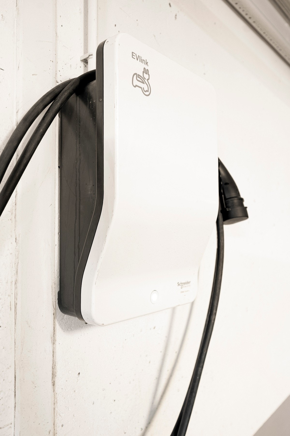 Det er montert elbillader på parkeringsplassen. Galleribilde