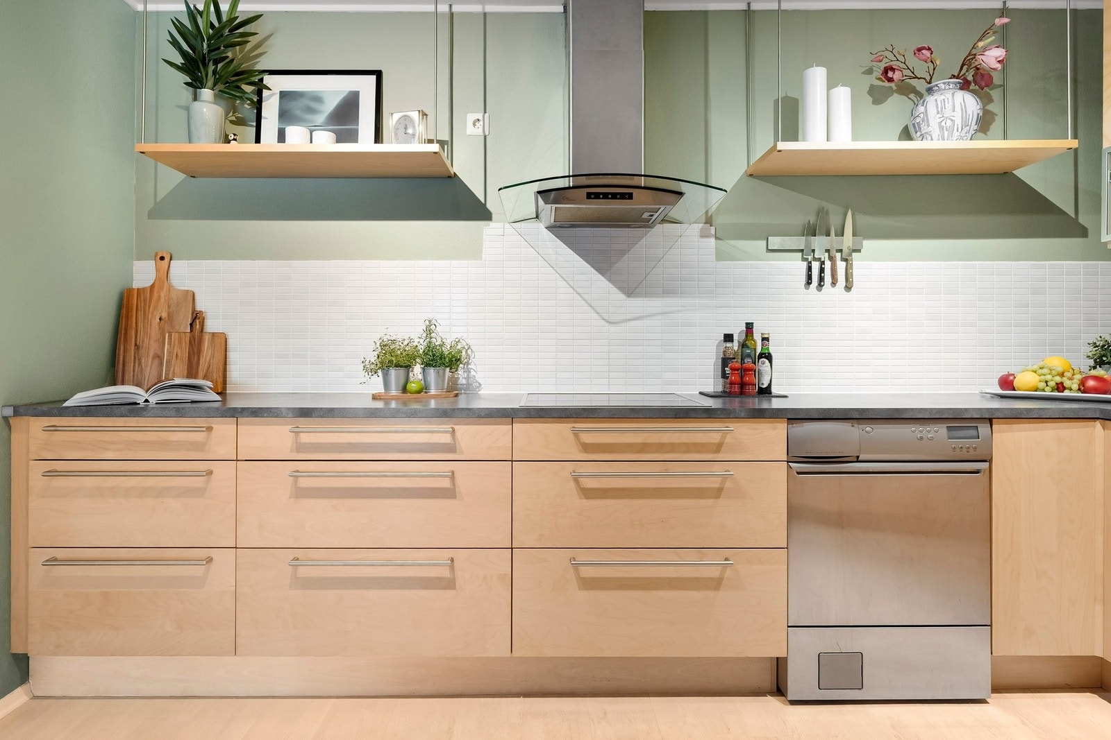 Kjøkkeninnredningen av god kvalitet med slette fronter og benkeplate av slitesterk laminat. Galleribilde