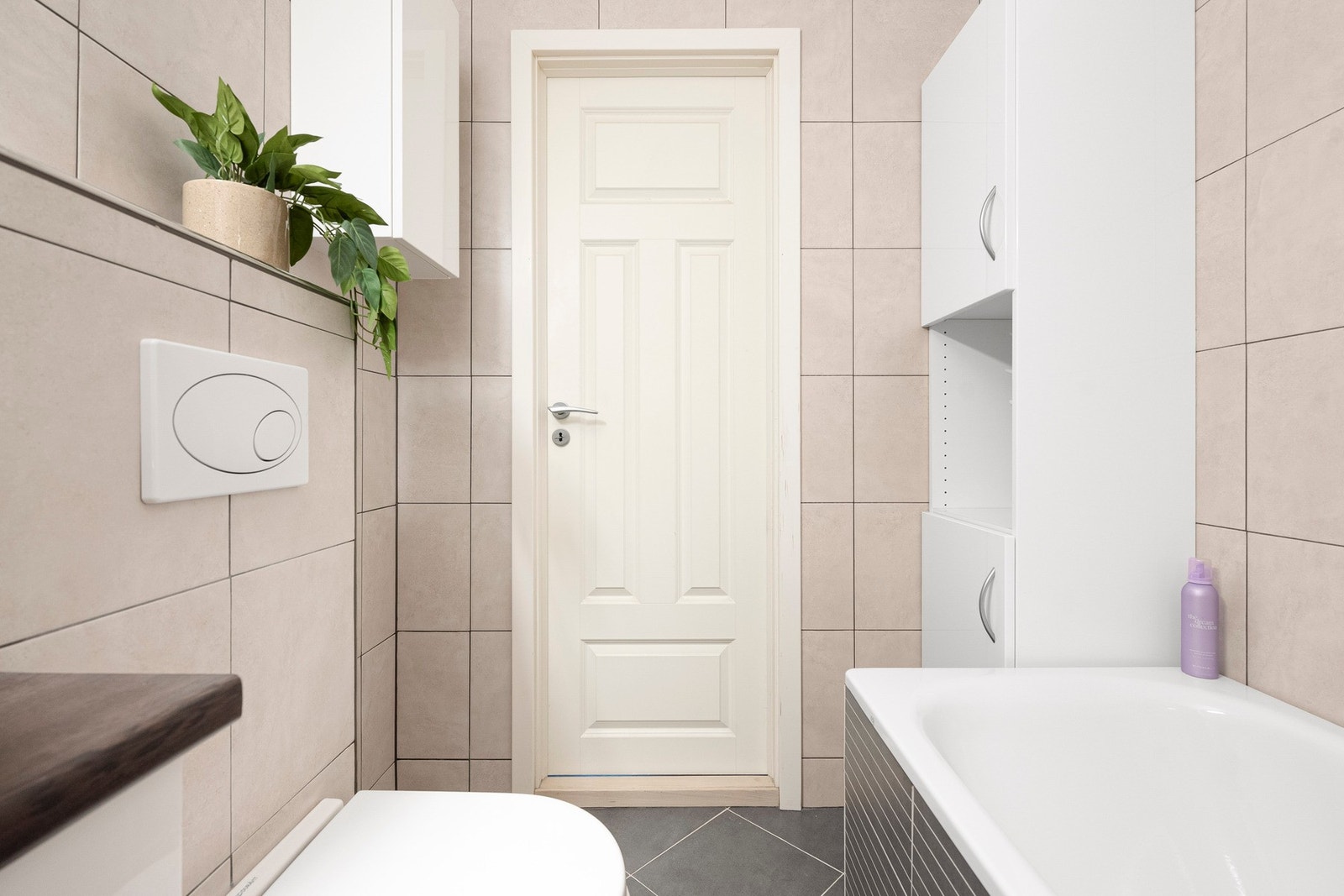 Badet er utstyrt med et badekar - her ligger alt til rette for å nyte rolige og avslappende kvelder. Galleribilde