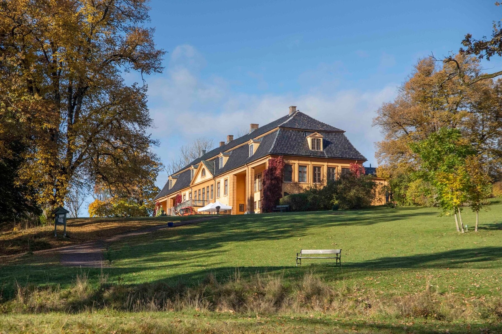 Bogstad Gård ligger i naturskjønne omgivelser ved Sørkedalen i Oslo og er en av Norges best bevarte herregårder. Galleribilde