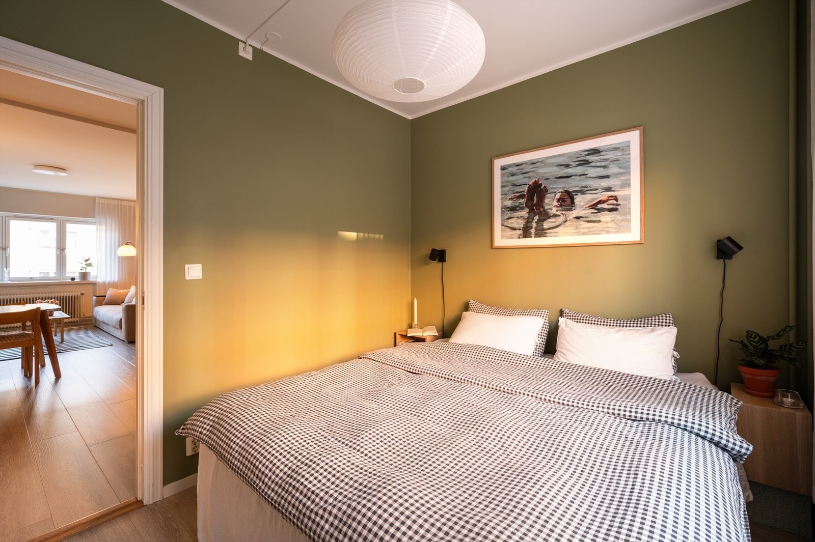 Rommet er malt i en behagelig grønnfarge. Galleribilde