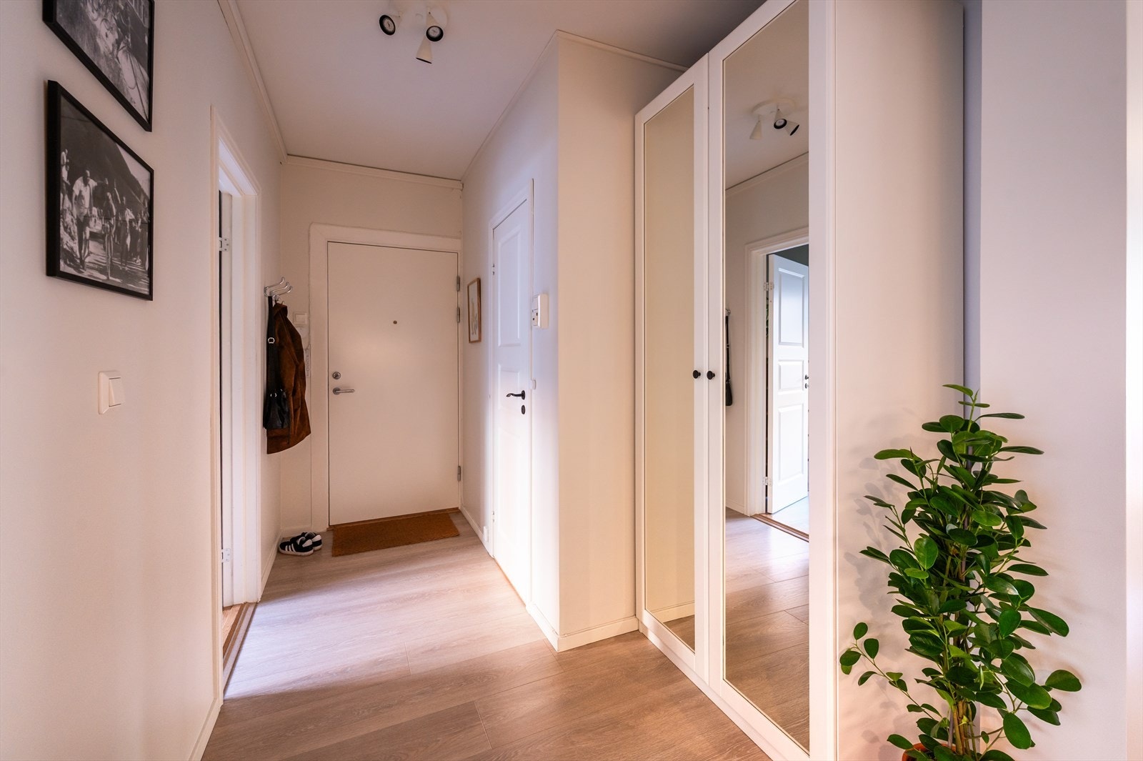 Lys og innbydende entré med gode muligheter for oppheng av yttertøy og plassering av sko. Her finner man også et praktisk garderobeskap med god oppbevaringsplass. Galleribilde