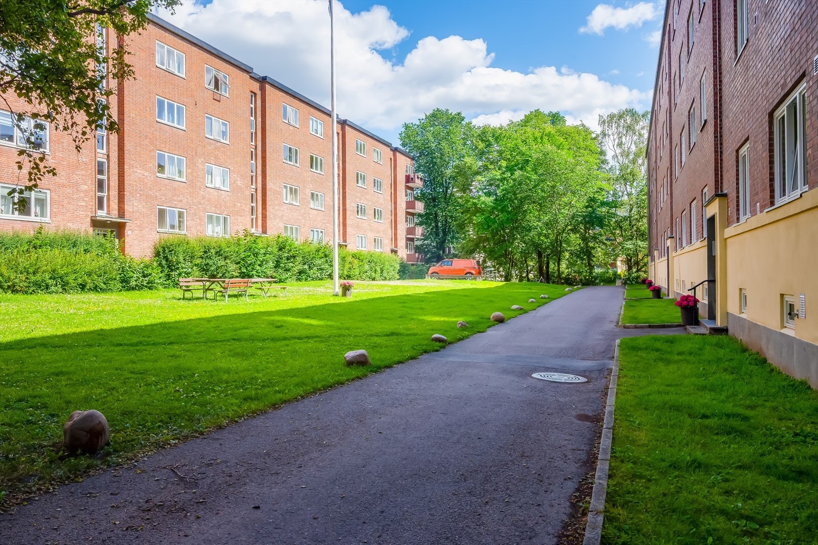 Her finner man gangstier, sittegrupper og gressplen. Galleribilde
