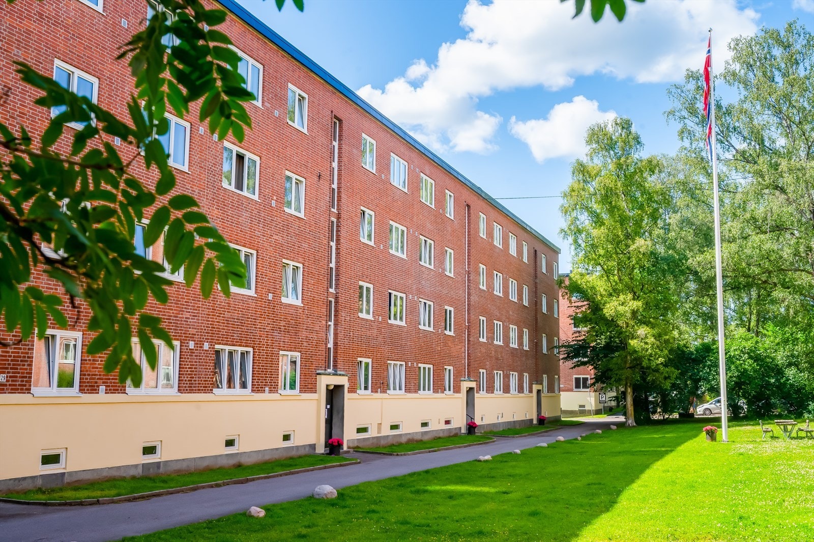 Fasade sett fra sommerstid - pent og opparbeidede fellesområder. Galleribilde