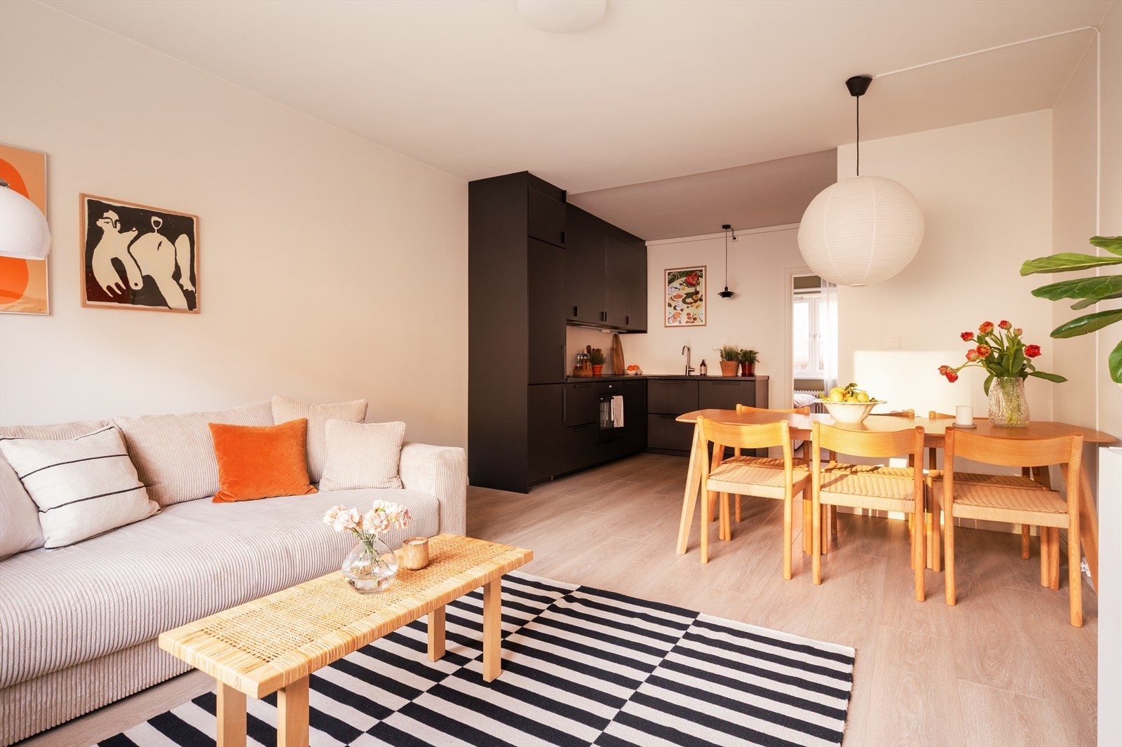 Stue- og kjøkken ligger i åpen løsning og skaper en sosial planløsning. Galleribilde