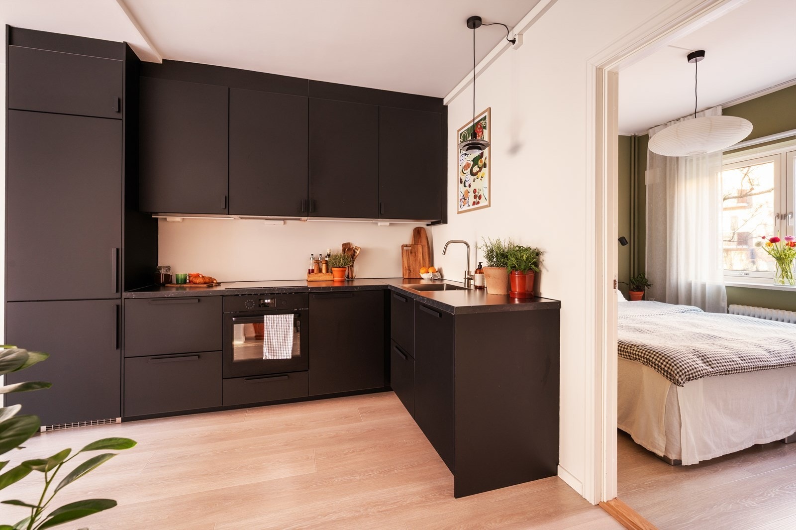 Kjøkkenet er utstyrt med kullfilterventilator over koketopp, samt integrert kjøl-/fryseskap, platetopp og stekeovn. Det er installert både vannstoppsystem og komfyrvakt for økt sikkerhet. Galleribilde