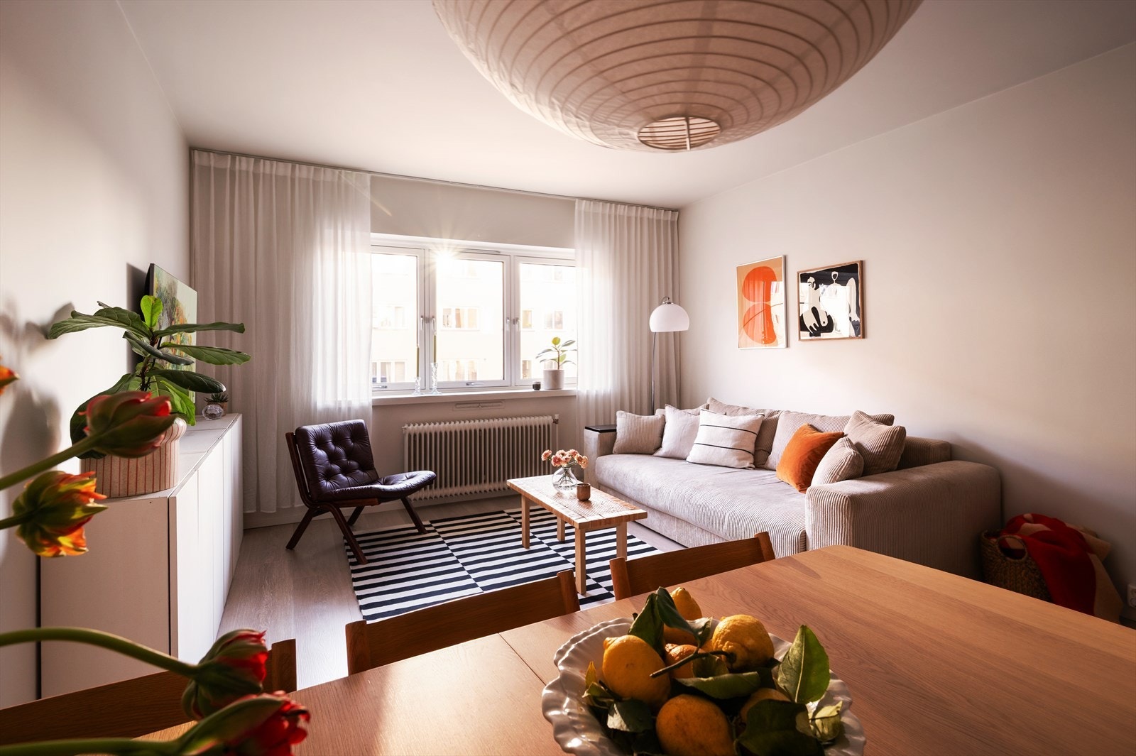 Boligen ligger i en høy 1. etasje og byr på store vindusflater og god takhøyde (2,64 meter), noe som gir rikelig med naturlig lys og en behagelig romfølelse. Galleribilde