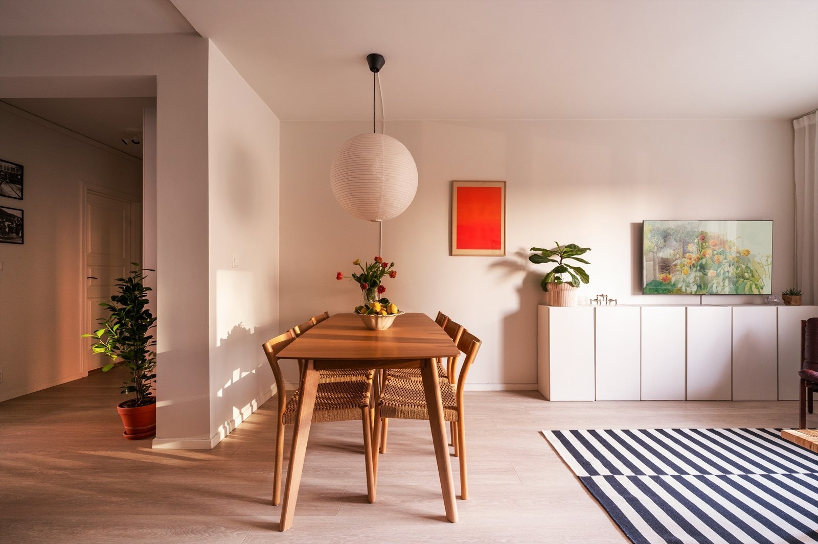 Det er også rom for et større spisebord for hyggelige sammenkomster. Galleribilde