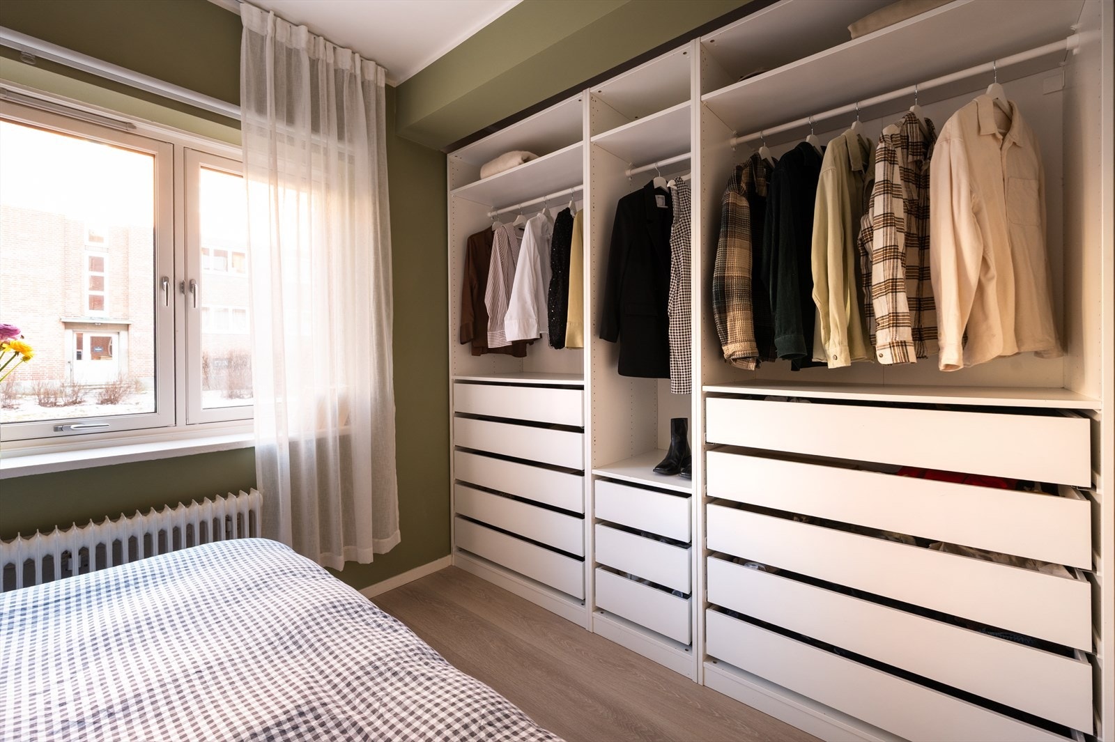 Et stort, medfølgende garderobeskap gir godt med oppebevaringsplass. Galleribilde