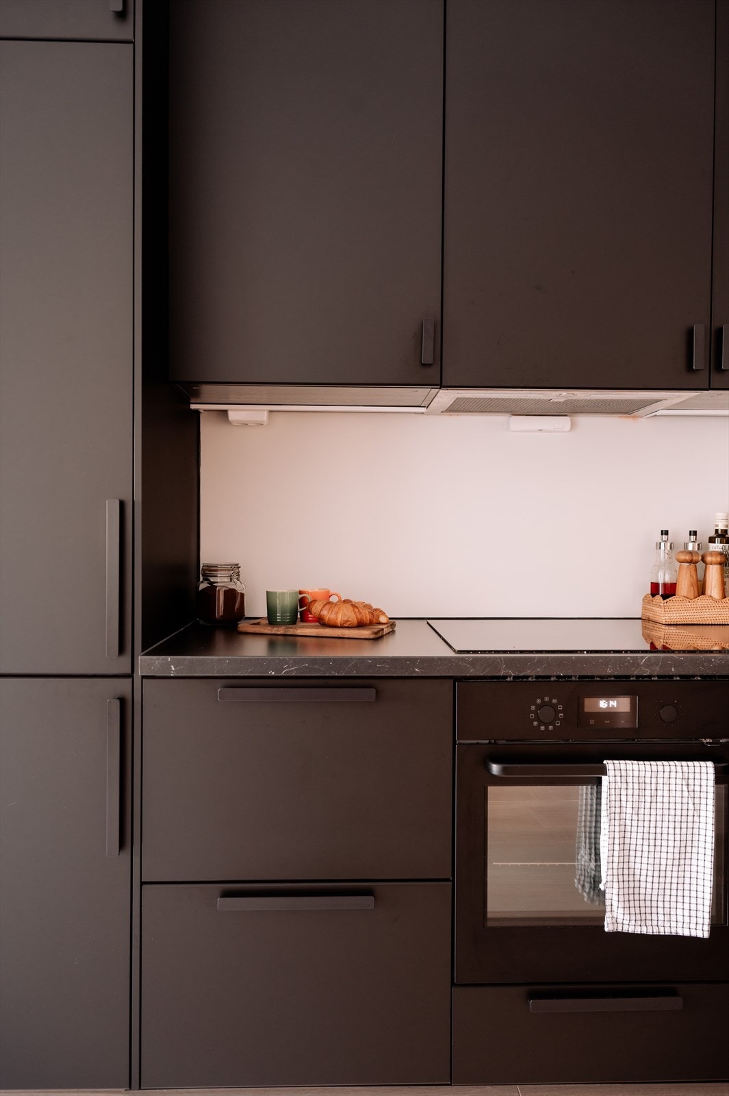 Overskap med integrert belysning gir både godt arbeidslys og en lun atmosfære. Galleribilde