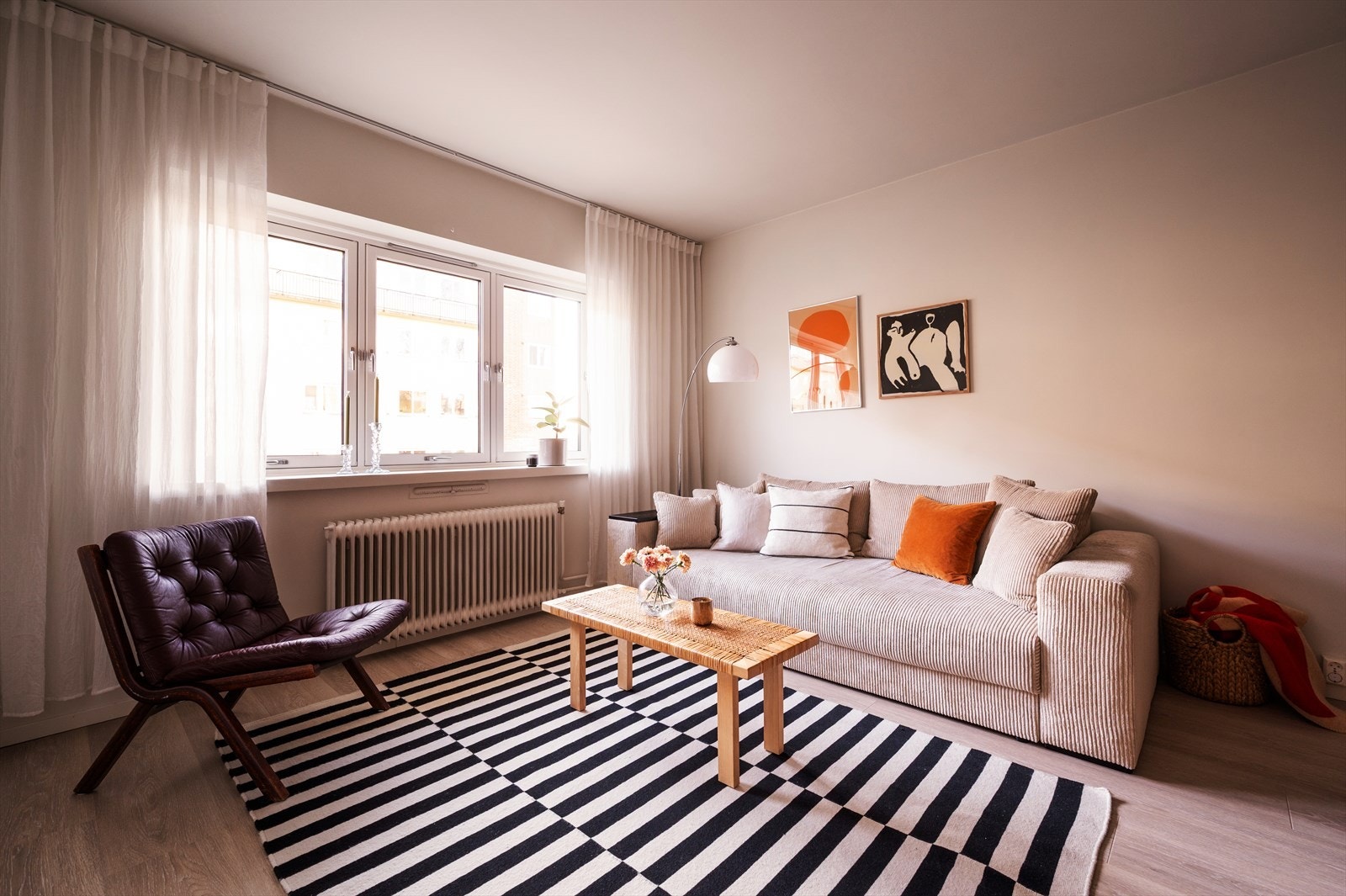 Stuen har god plass til sofaseksjon med tilhørende møblement. Galleribilde