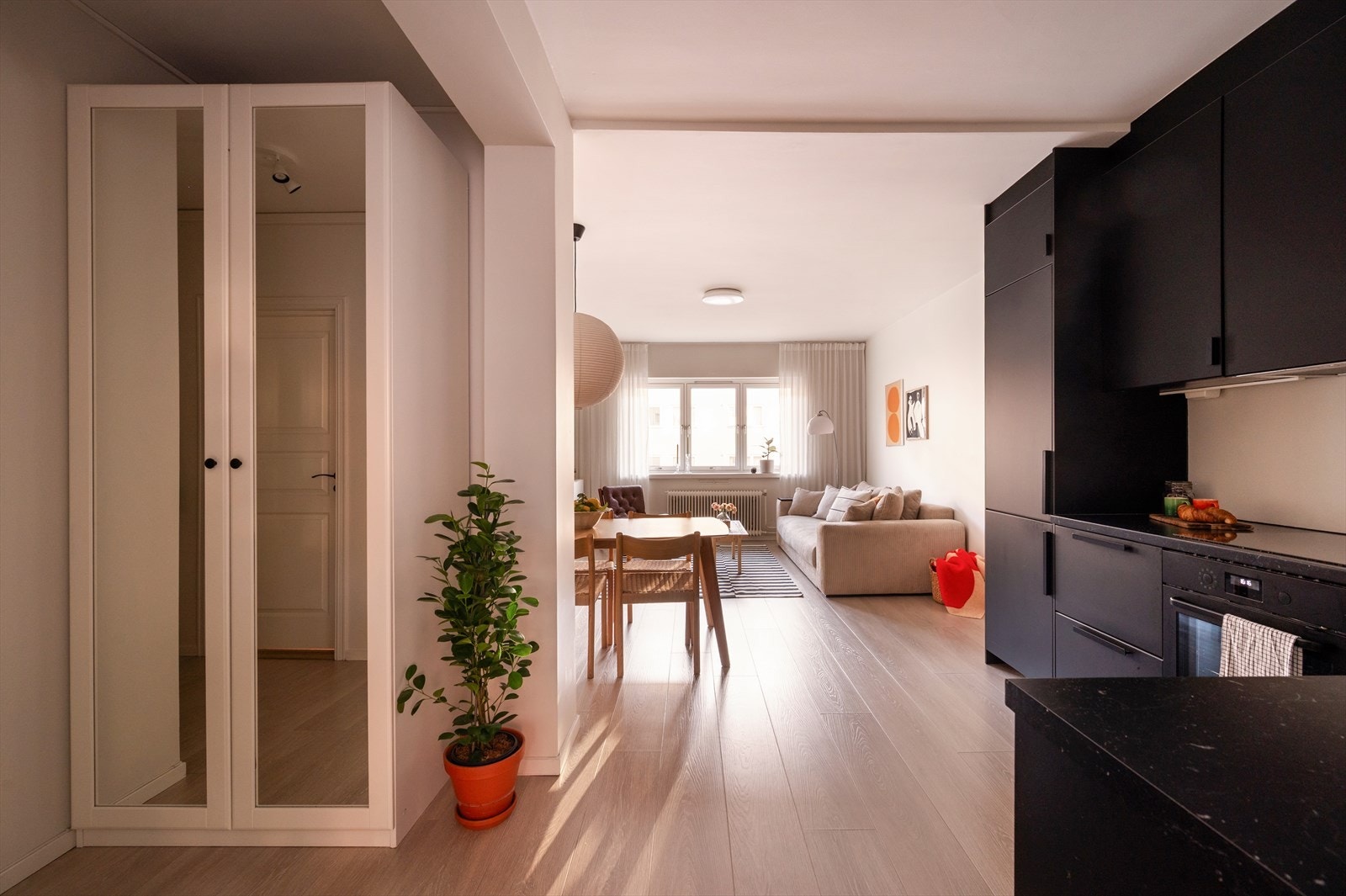 Varmtvann, fyring og bredbånd er inkludert i fellesutgiftene. Galleribilde