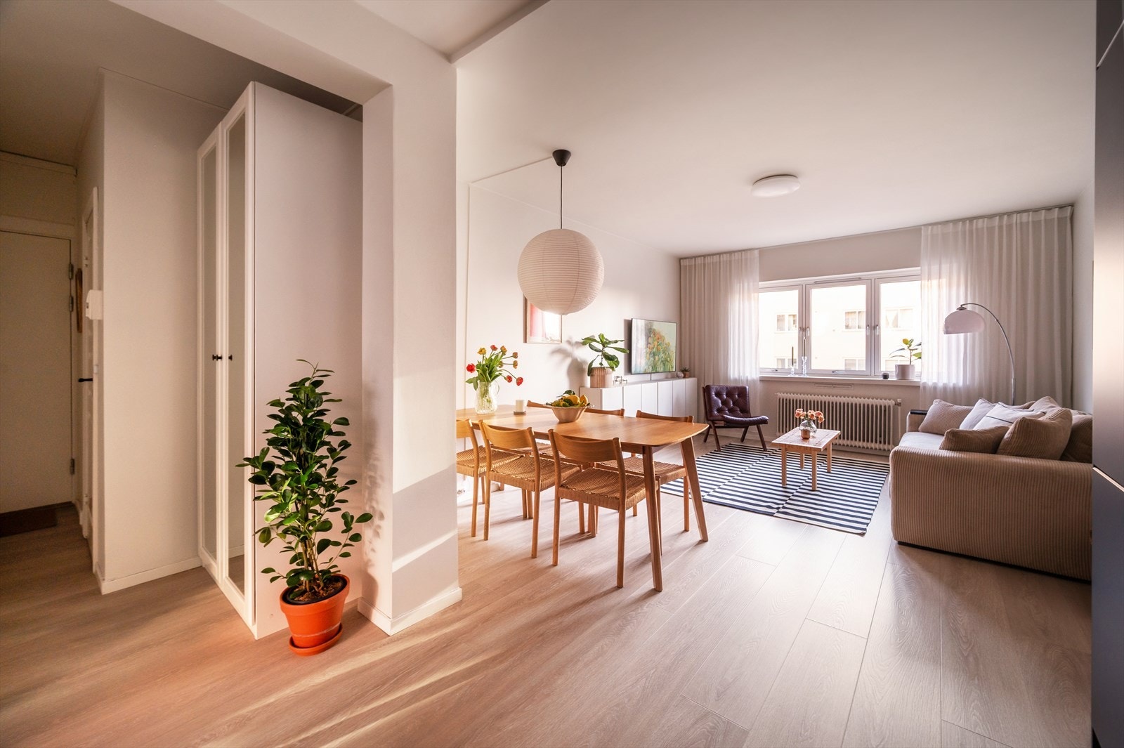 Leiligheten er malt i moderne fargetoner og har flott laminat på gulv. Galleribilde