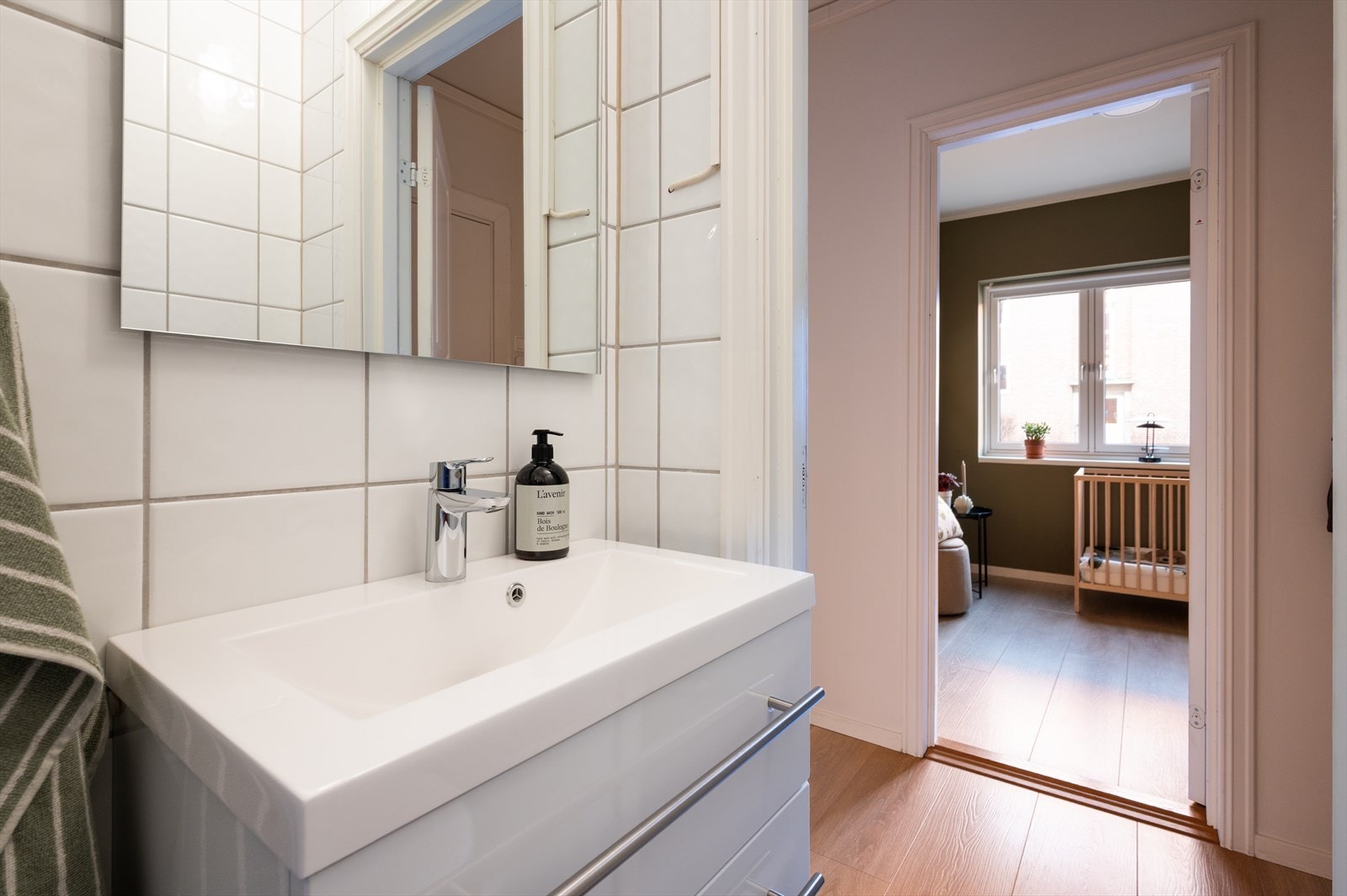 Det er opplegg for vaskemaskin. Flislagt gulv med gulvvarme sikrer god komfort, og badet har flislagte vegger, malt himling samt naturlig ventilasjon. Galleribilde