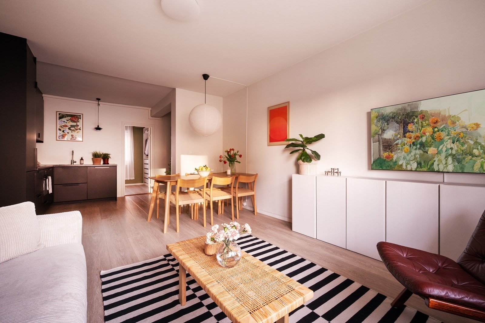 Her får du en lys og tiltalende 3-roms leilighet med attraktiv og sentral beliggenhet på Rosenhoff/Sinsen. Galleribilde