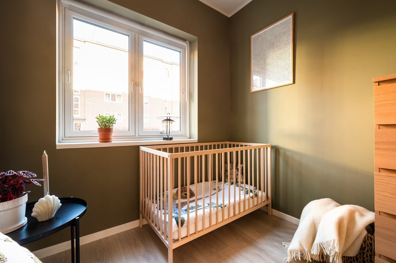 Plass til seng, nattbord og kommode / garderobeskap. Galleribilde