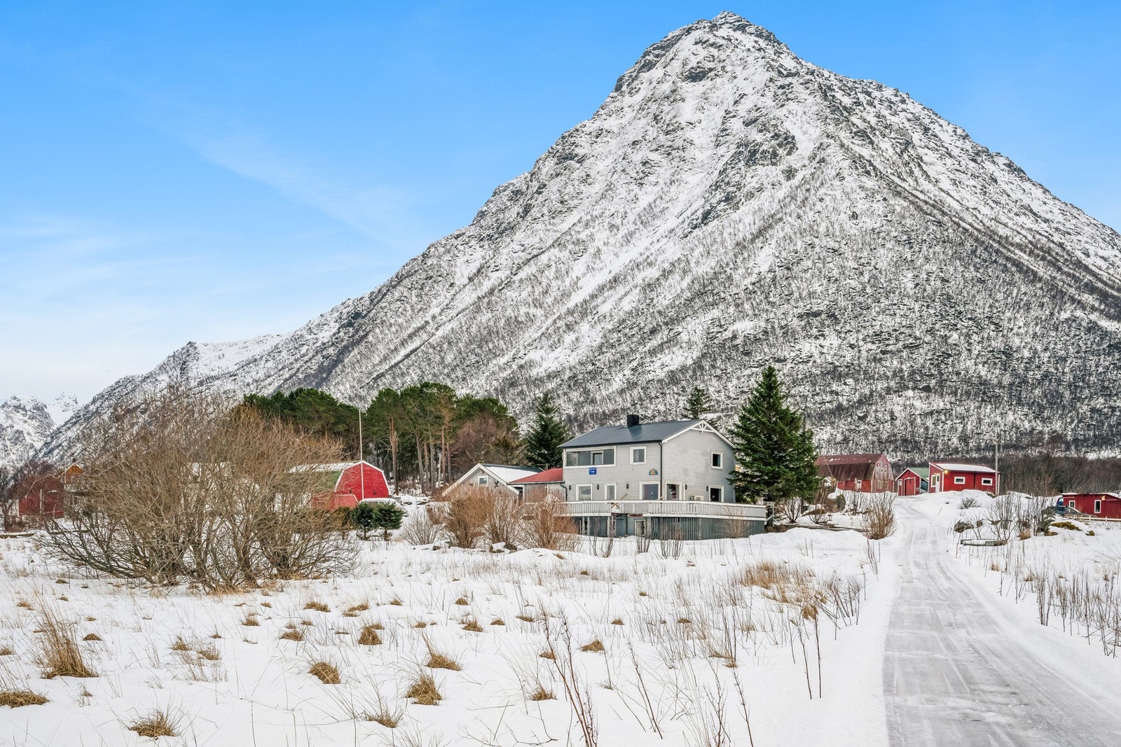 I bakgrunn av eiendommen troner majestetiske Strøna. Galleribilde