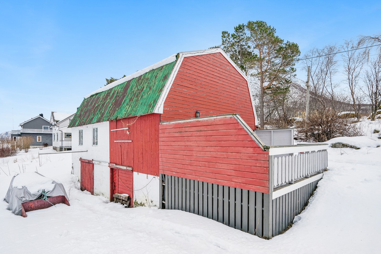 Det er ca. 37 km inn til Svolvær, og fra Fiskebøl er det kun en kort ferjetur over til Melbu, noe som gir gode forbindelser til både Lofoten
og Vesterålen. Laukvika nås på om lag 30 minutter med bil. Galleribilde
