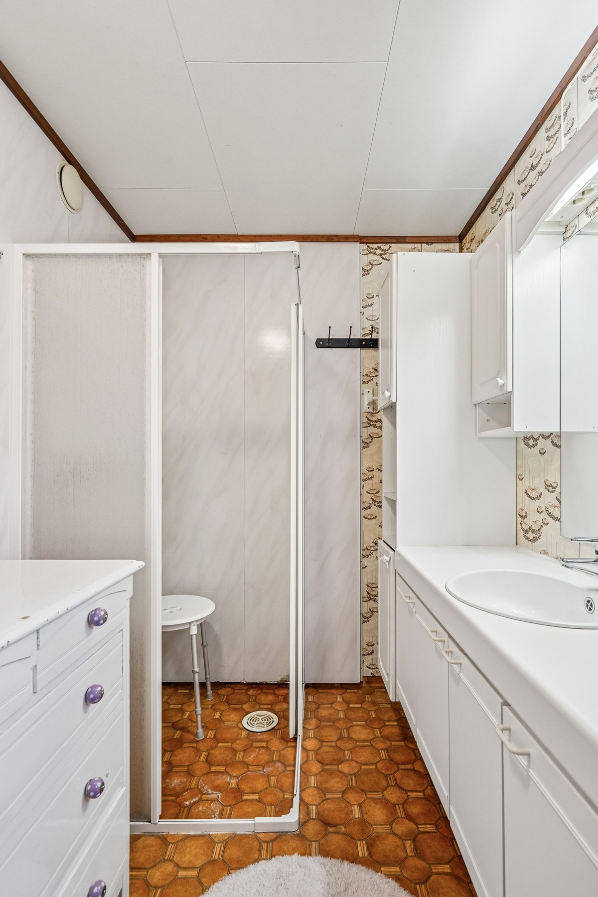 Innredet med toalett, dusjhjørnet, vask og lys baderomsinnredning. Galleribilde