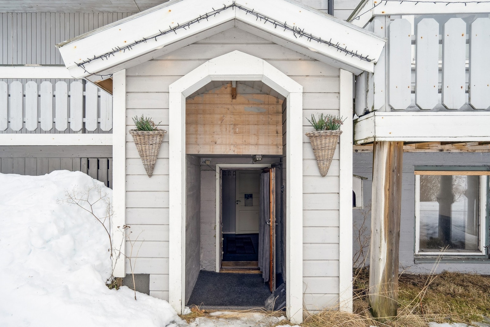 Det er egen inngang til underetasjen som er innredet som leilighet (Det er ukjent om denne er godkjent hos kommunen). Galleribilde