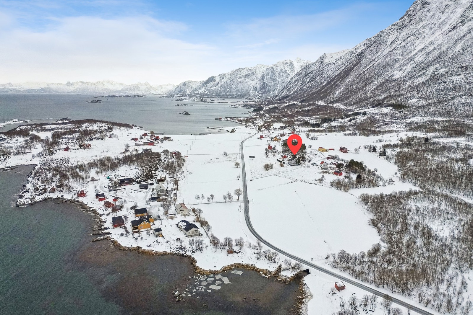 Småbruk beliggende i naturskjønne omgivelser mellom Lofotens mektige fjell og storhavet. Galleribilde