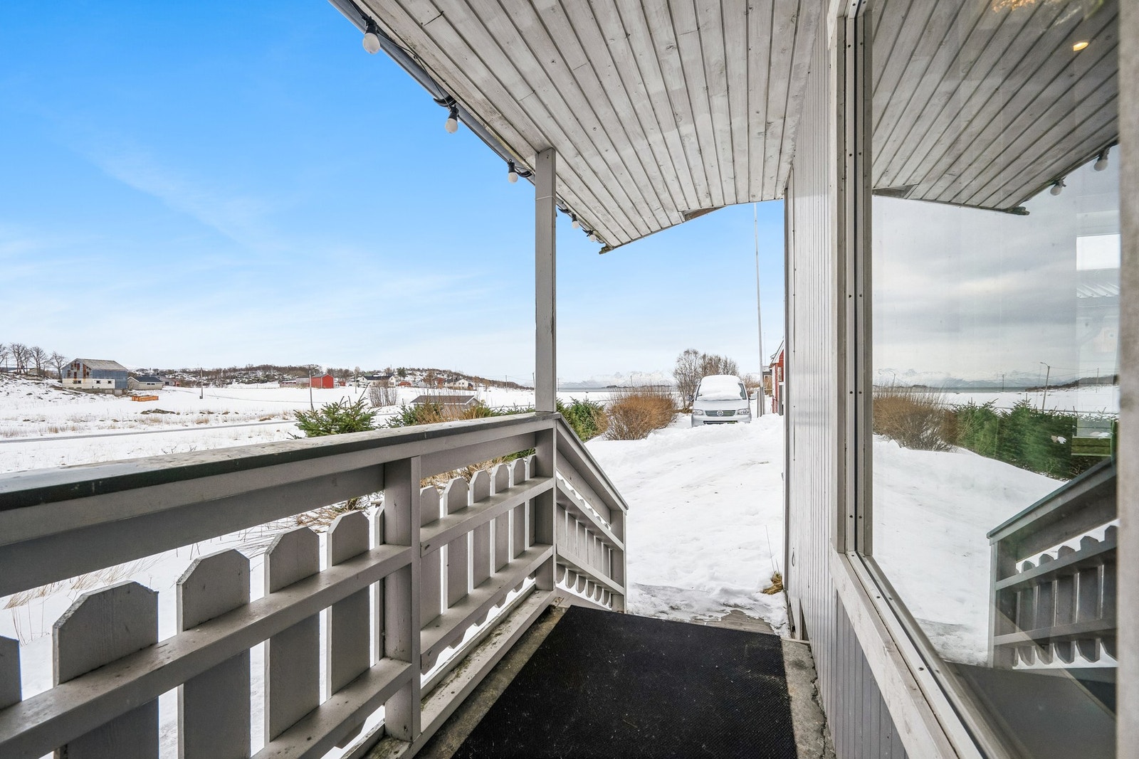 Boligen byr på fine uteområdet med flere terrasse - ypperlig for å kunne flytte seg etter vær og vind. Galleribilde
