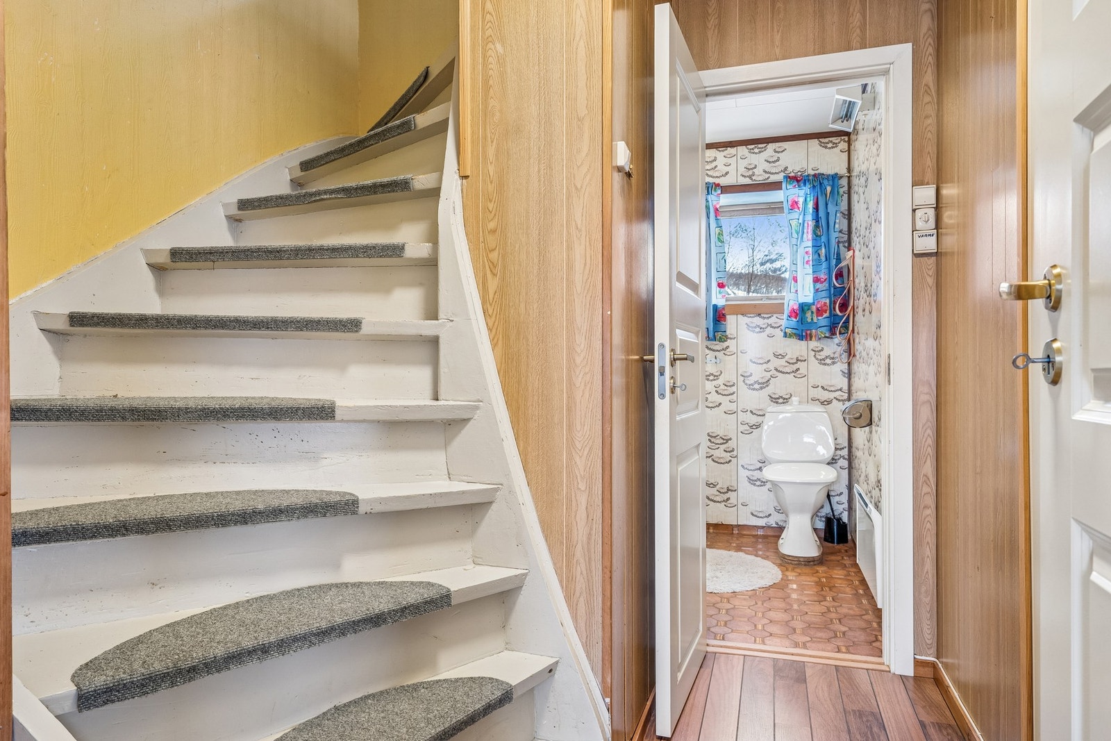 Gang med trapp opp til loftet og inn til badet. Galleribilde