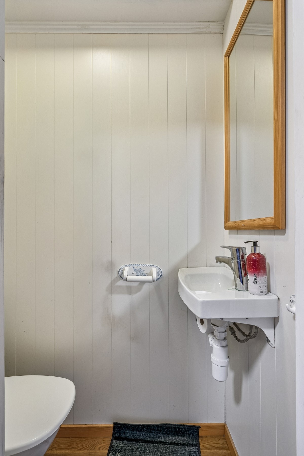 Eget toalettrom som befinner seg like ved badet. Galleribilde