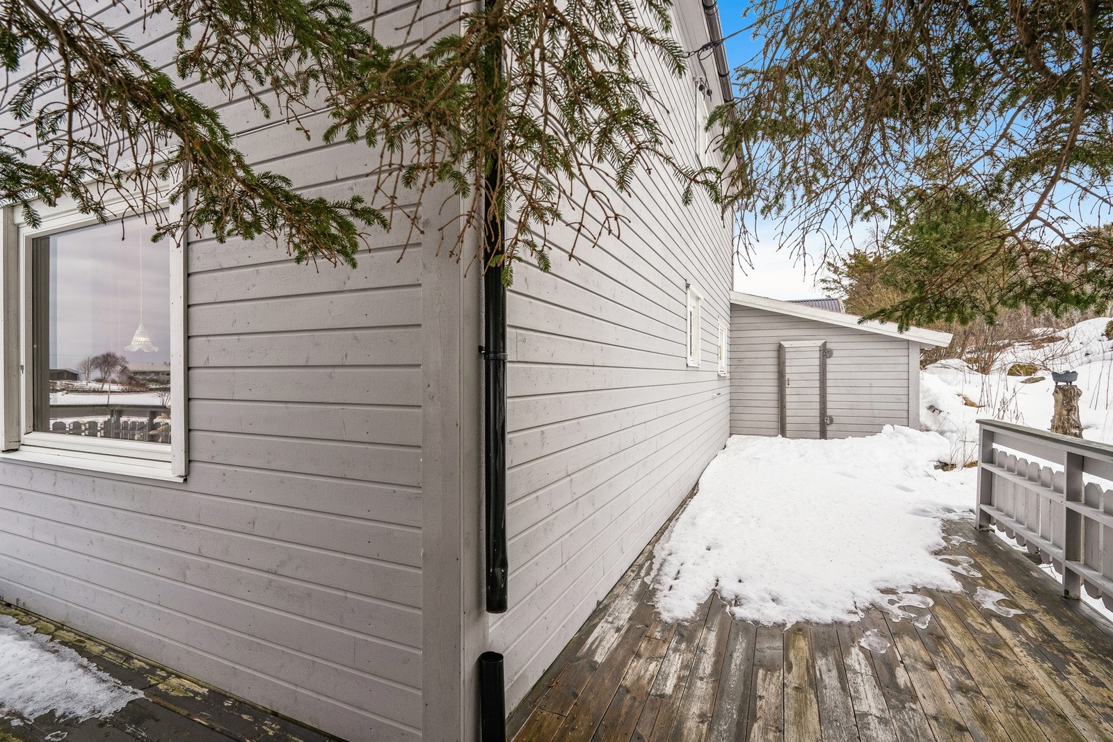 Terrassen strekker seg videre langs boligen sine 3 sider med bak liggende utebod. Galleribilde