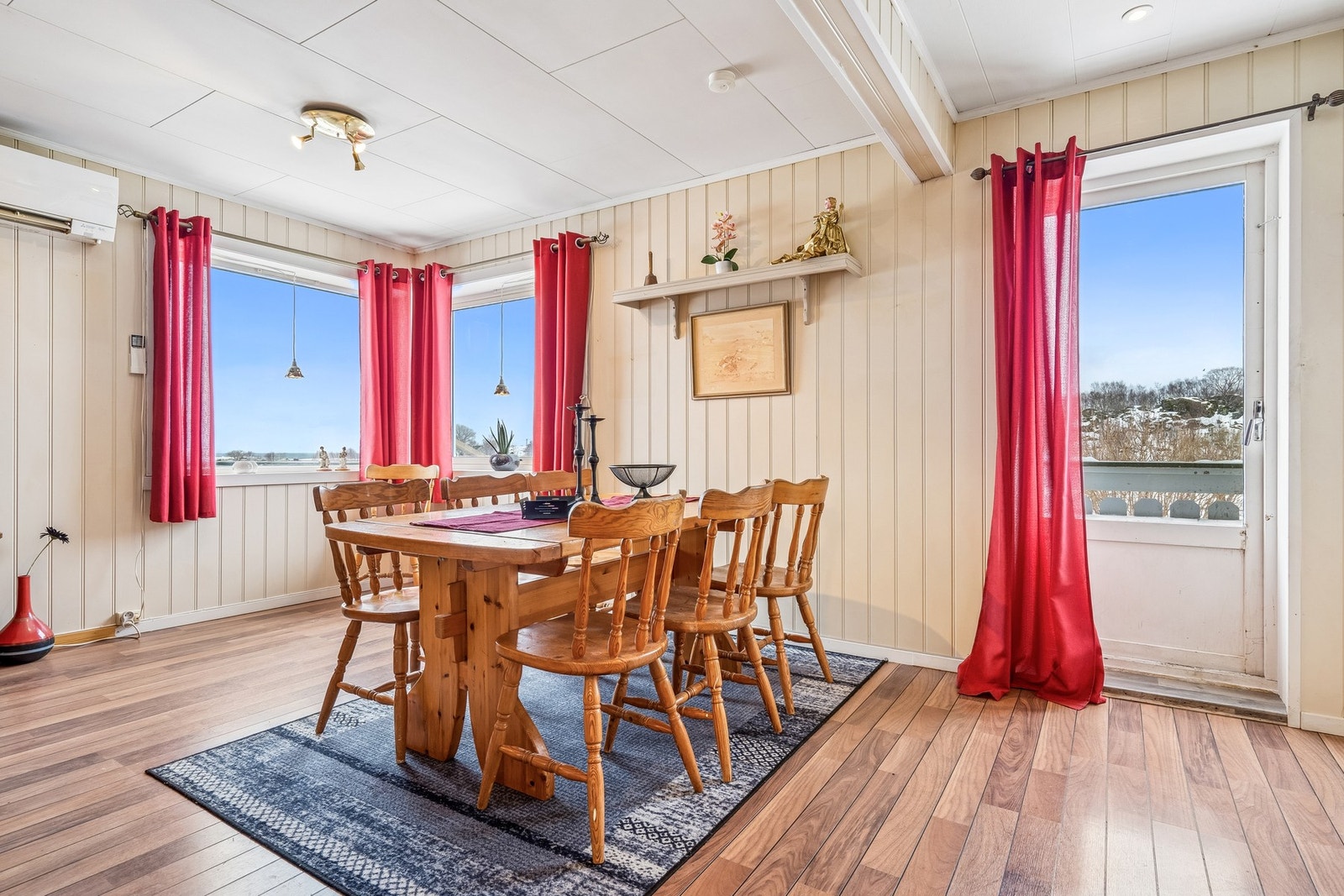 Like ved spiseplassen er det også utgang til terrasse. Galleribilde