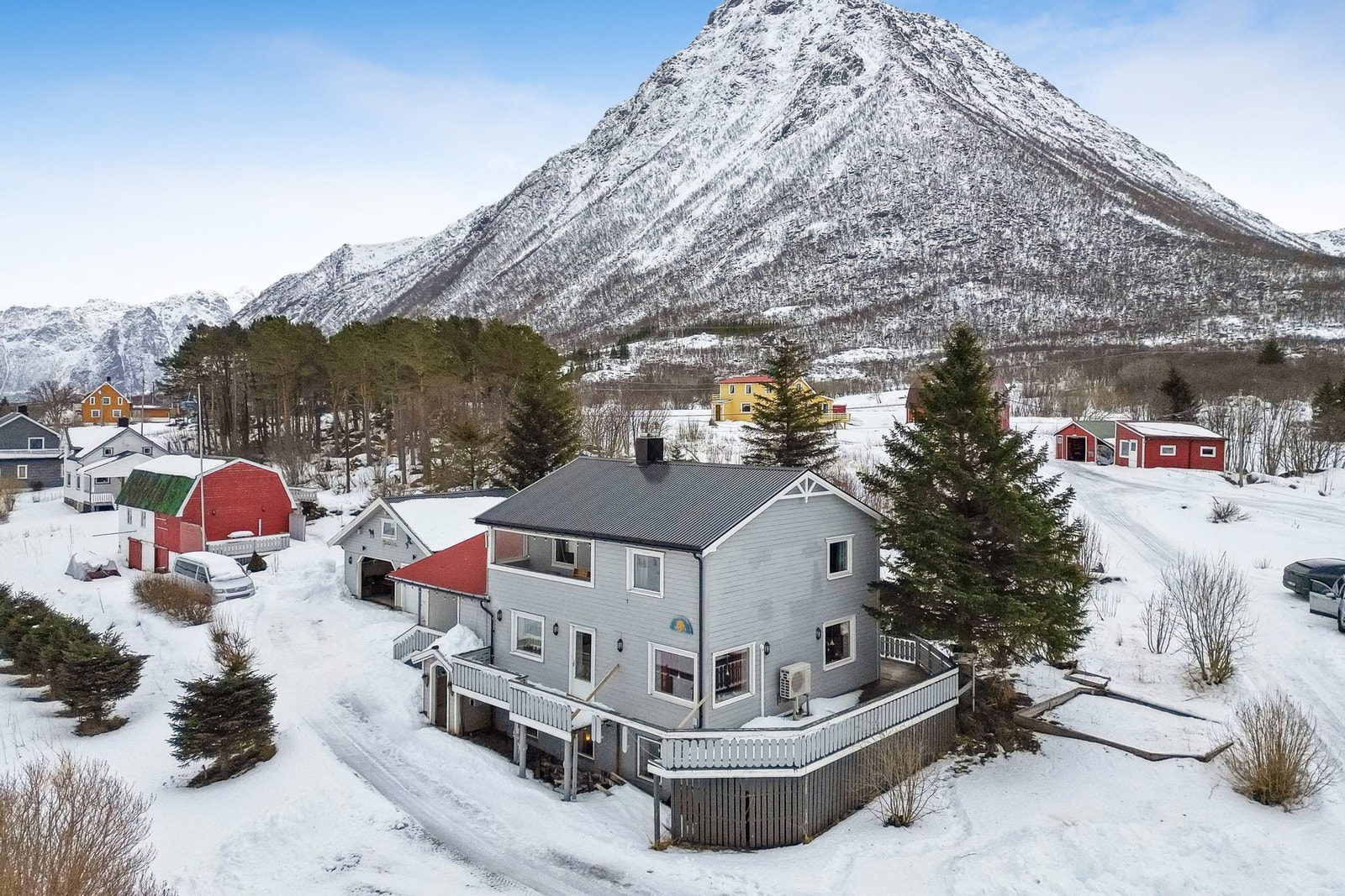 Eiendommen ligger fint til på Strønstad i Hadsel kommune, ikke langt i fra Fiskebøl. Galleribilde