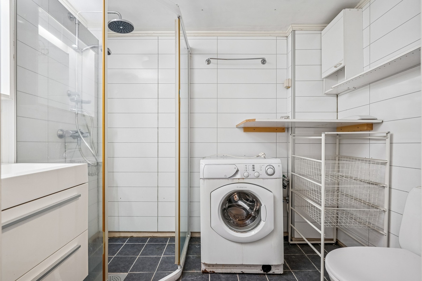 Bad i underetasjen med opplegg for vaskemaskin. Galleribilde