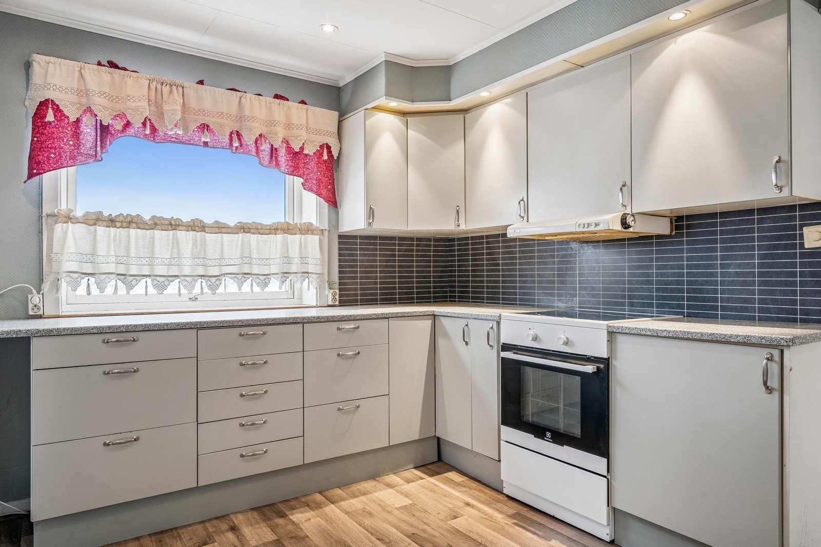 Godt med skap- og benkeplass til kjøkkenredskaper. Galleribilde