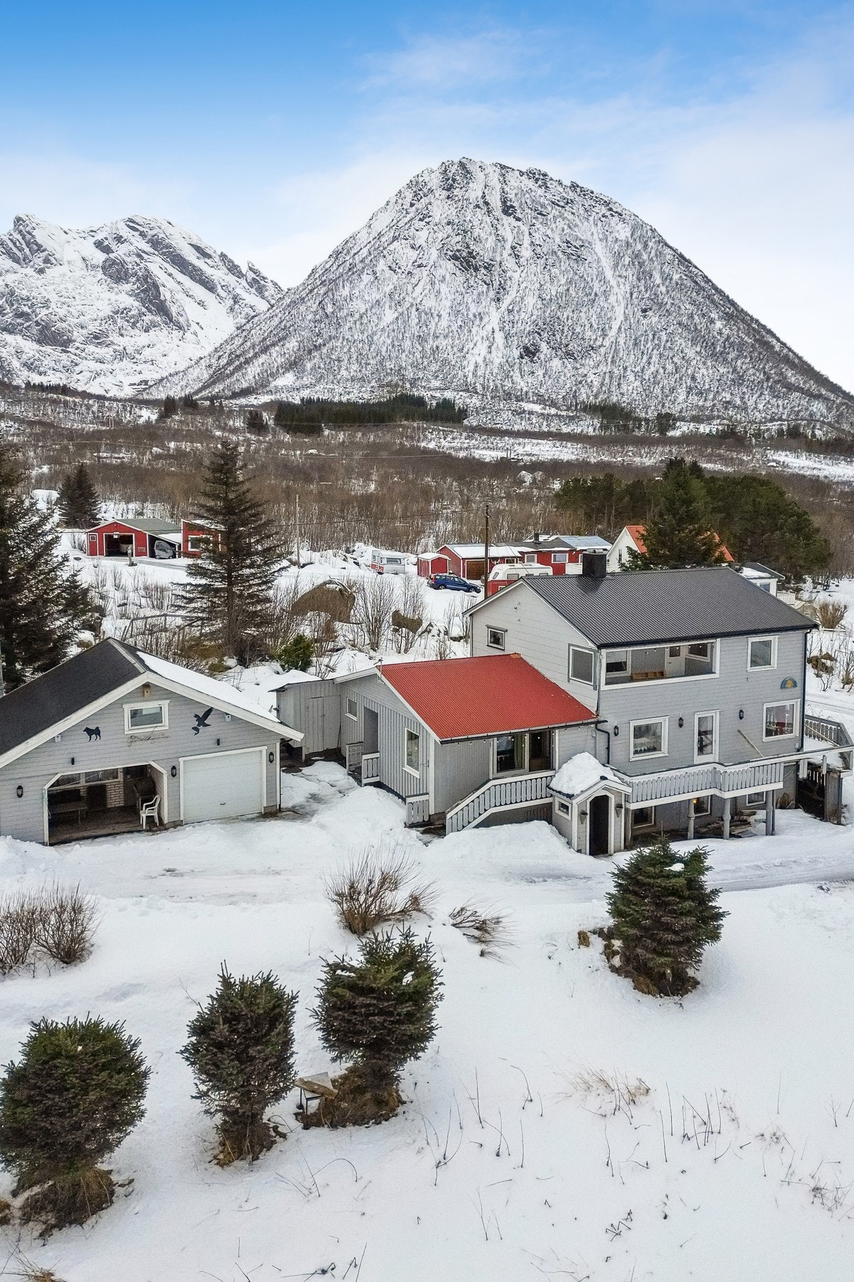 Området rundt eiendommen er omgitt av majestetiske fjell, vakre strender og flotte tur- og friluftsmuligheter. Galleribilde