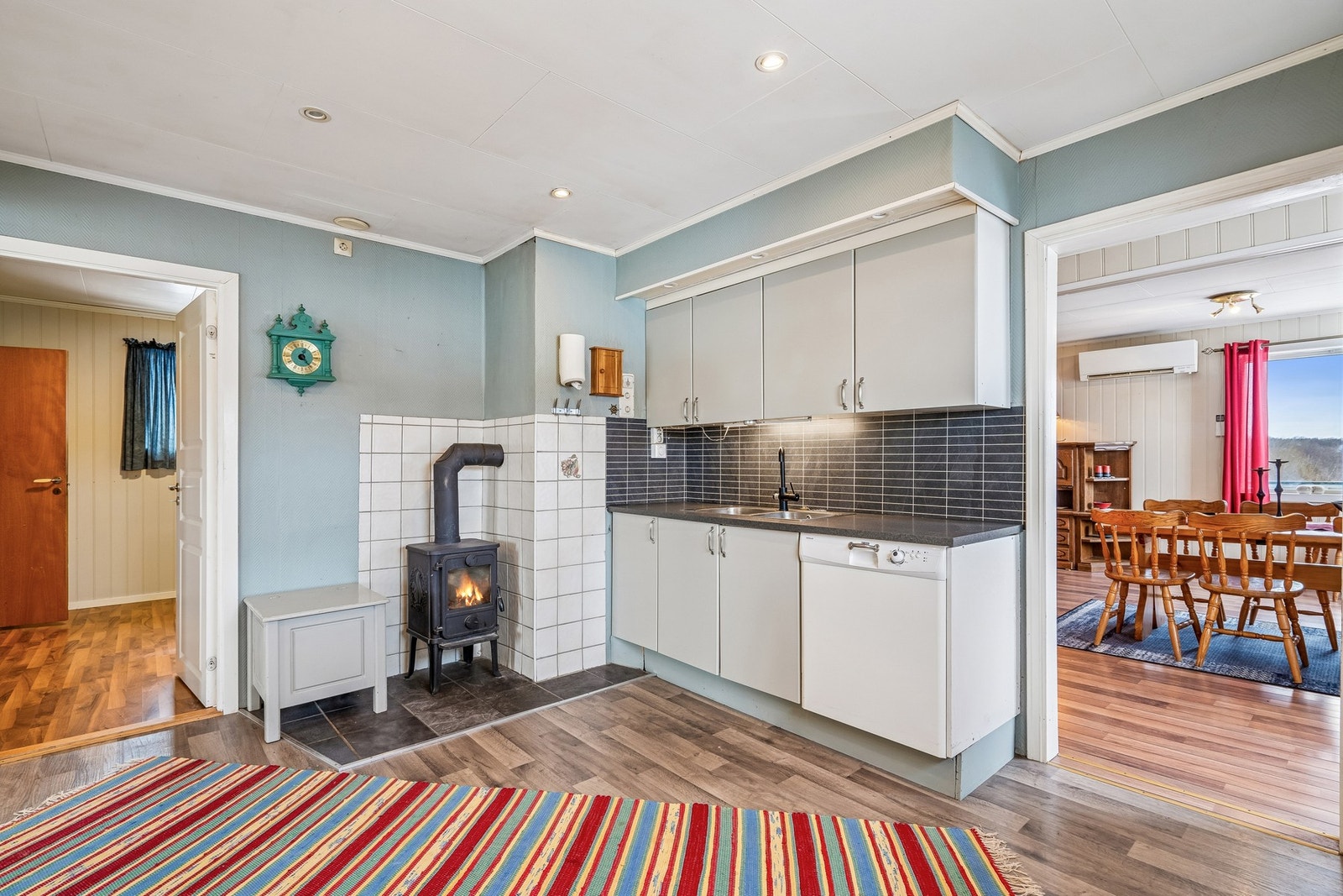 Av hvitevarer er det oppvaskmaskin, komfyr og kjøl-/fryseskap. Galleribilde