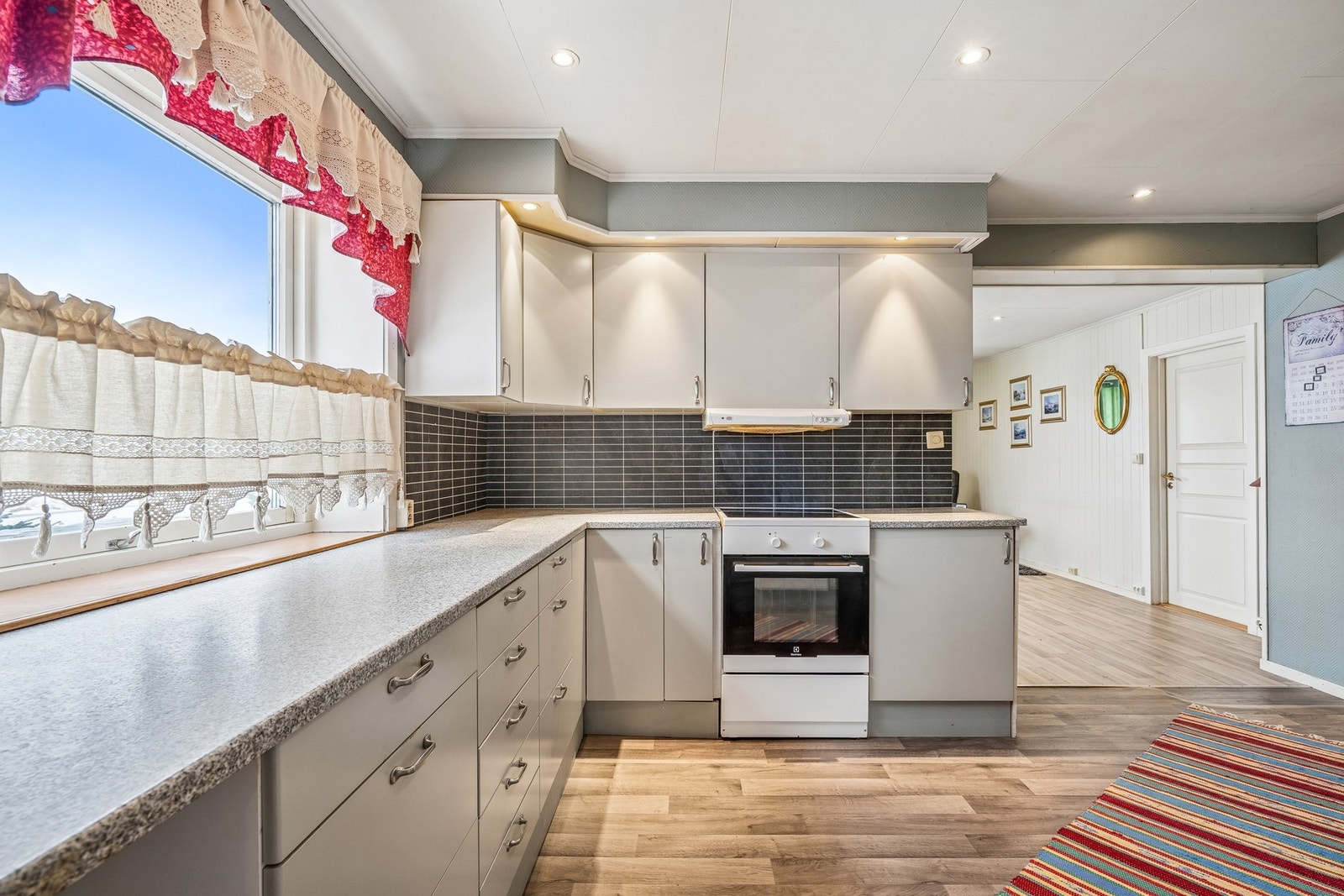 Det er spotter i taket på kjøkkenet og rommet like ved. Galleribilde