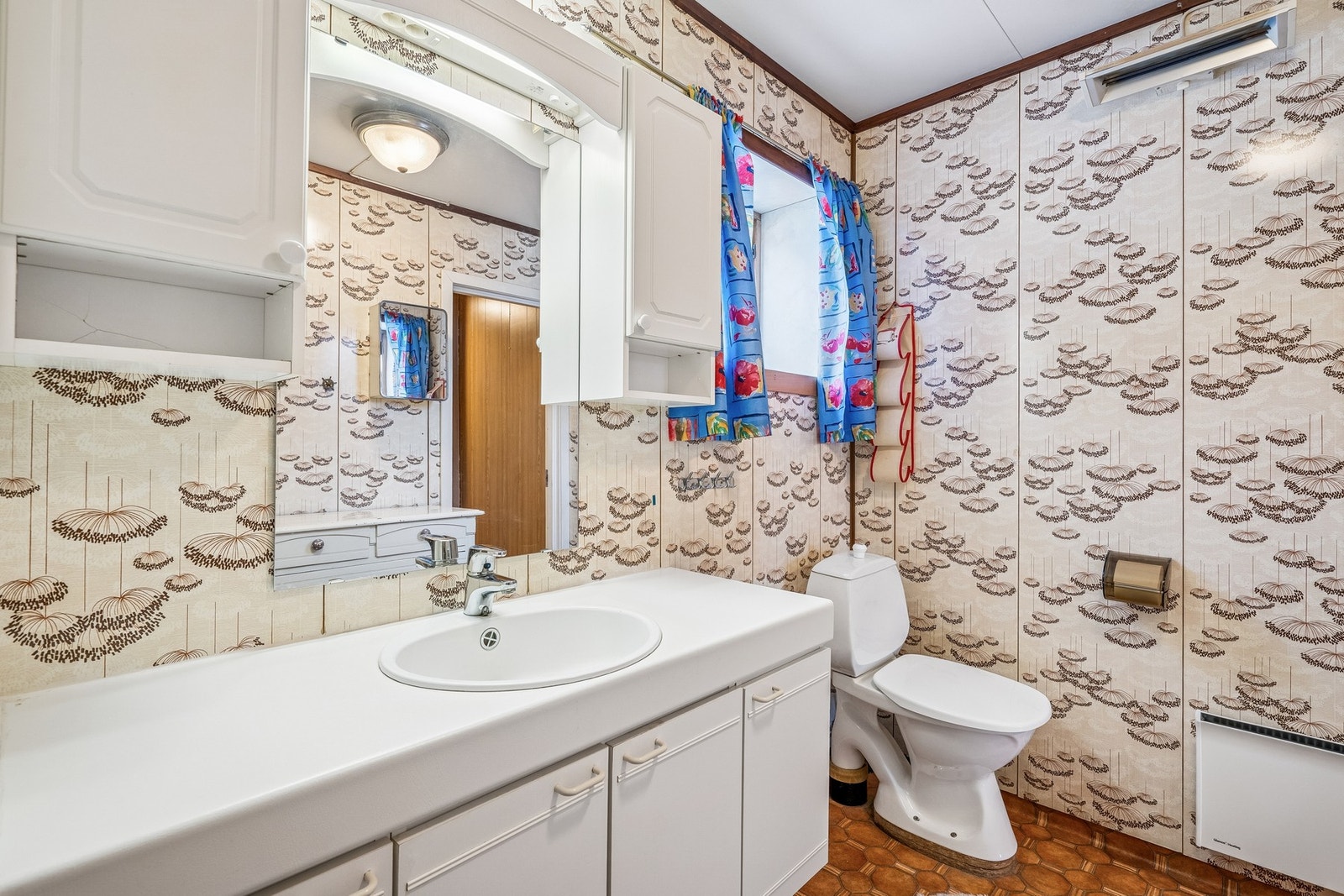 Bad med vinylbelegg på gulvet og våtromspanel på vegger. Galleribilde