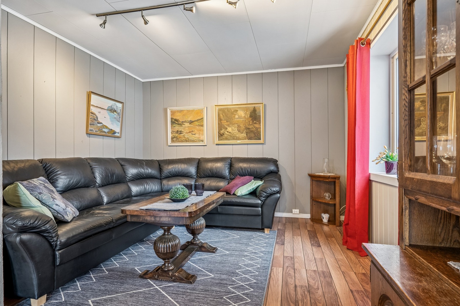 Plass til både sofa- og spisegruppe. Galleribilde