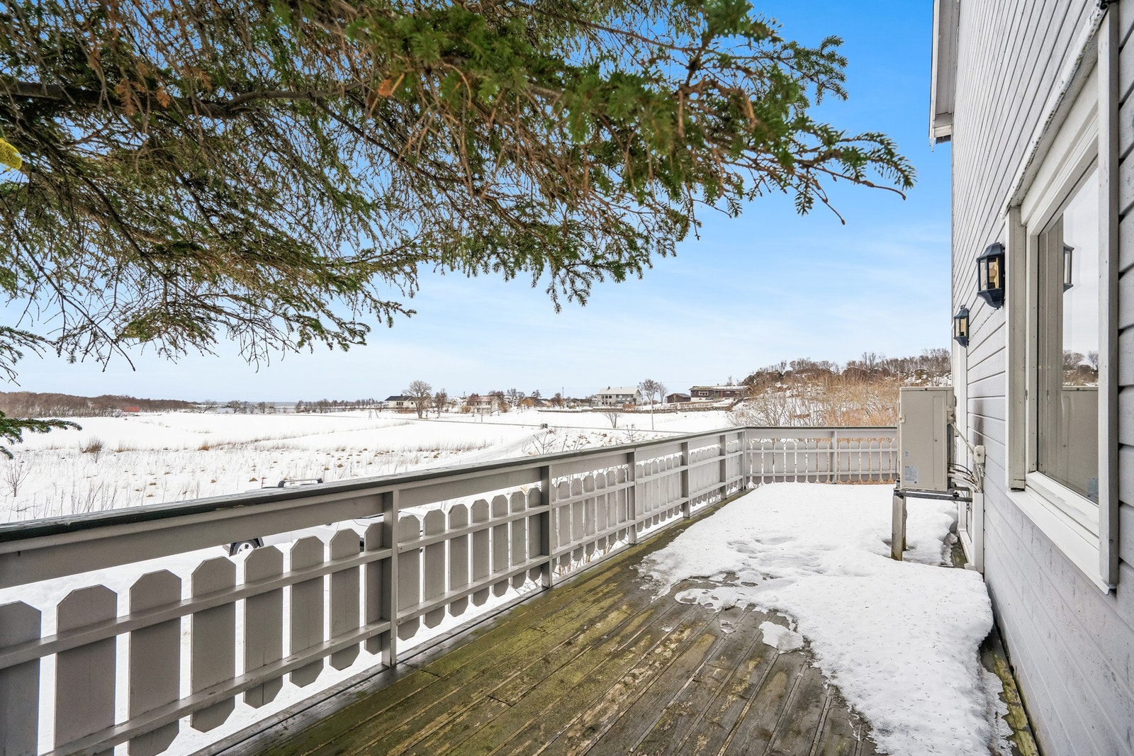 Terrassen på fremsiden med fin vidstrakt utsikt. Galleribilde