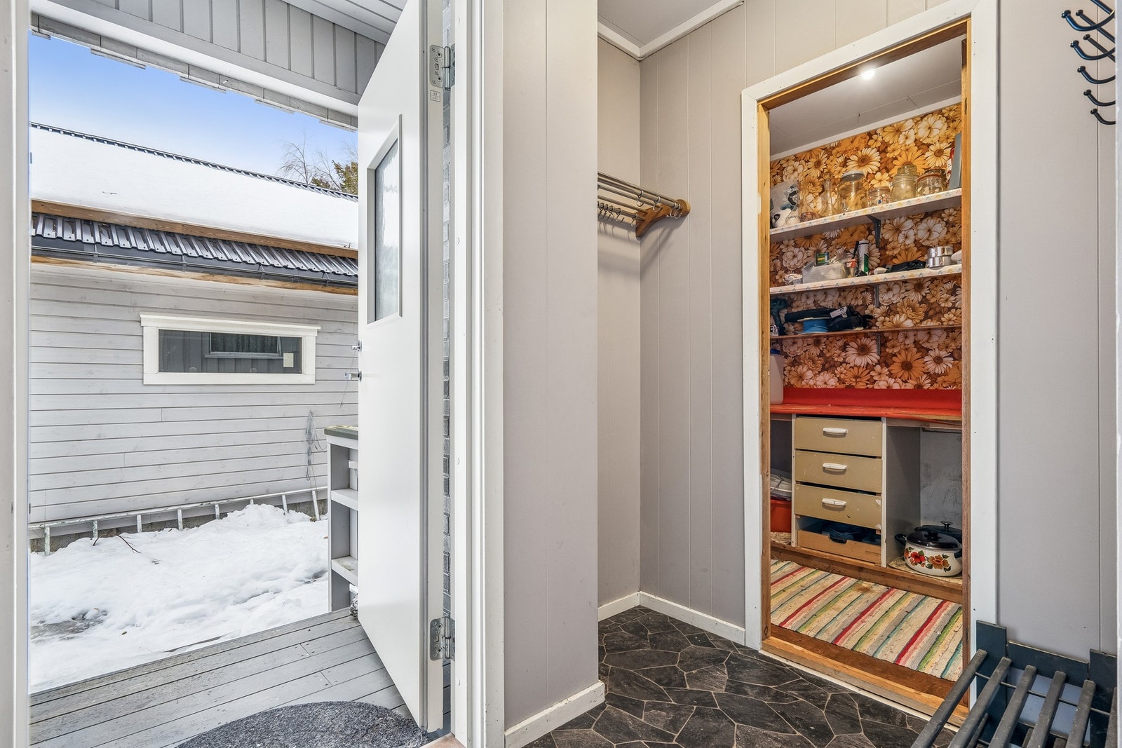 Entrè/gang med innvendig bod like ved inngangsdøren. Galleribilde