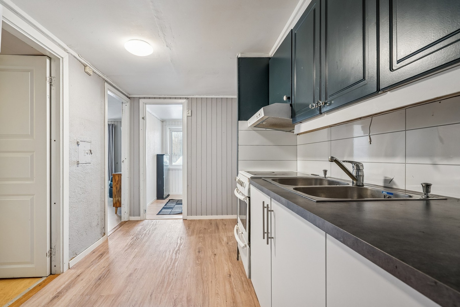 Kjøkkenet befinner seg i gangen mellom resterende rom. Galleribilde