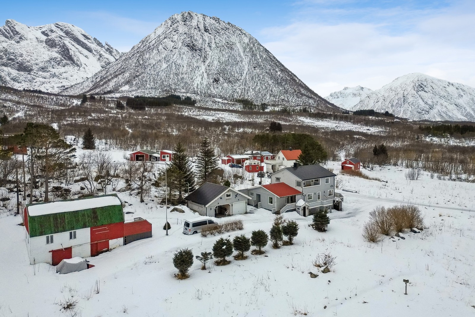 Velkommen til Midnattsolveien 4313 - Presentert av EiendomsMegler1 Svolvær. Foto: EFKT Galleribilde