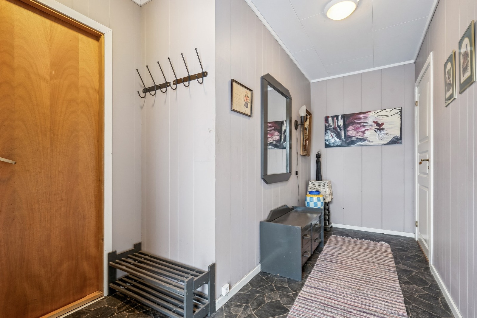 Dør til venstre er inn til boden og til høyre er inn til stuen. Galleribilde