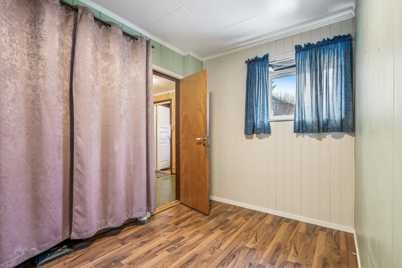 Praktisk innvendig bod som gir ekstra oppbevaringsplass til diverse. Galleribilde